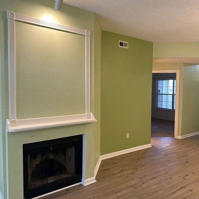 Building Photo - Lovely 2-Bedroom Condo with Modern Comfort...
