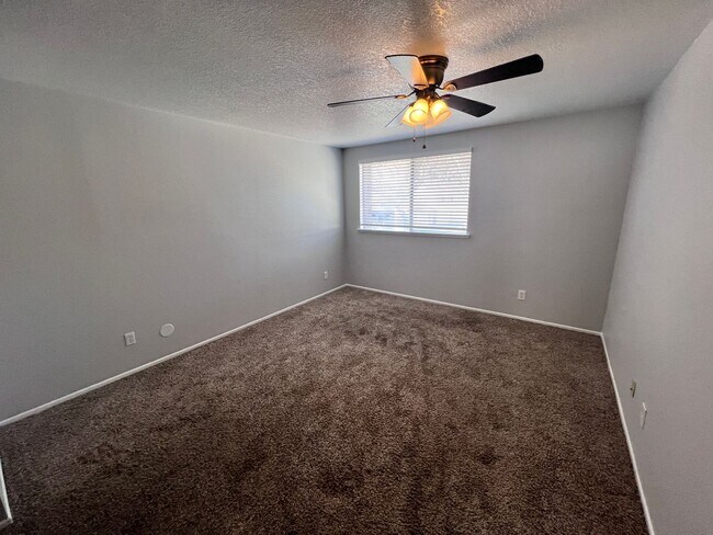 Building Photo - 3-Bedroom Condo with Epoxy Garage in Vista Fairways, Valencia!