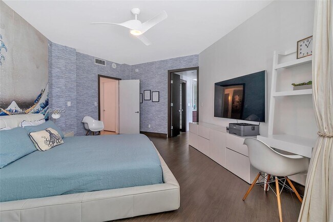 Building Photo - 300 South Pointe Dr