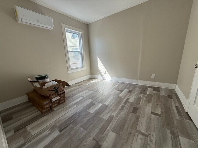 Building Photo - 68 Ash St