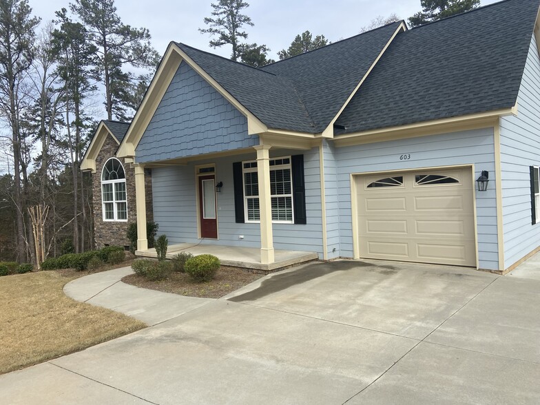 STORAGE WITH POWER AND PERMANENT STEPS. - 603 Mountain View Rd SE