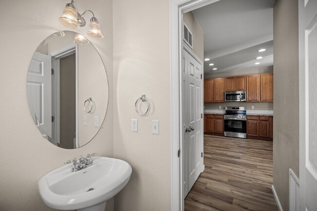 Building Photo - Beautiful 2 Bedroom End-Unit Townhouse in Montarbor Villas w/ Mountain Views