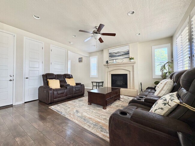 Building Photo - 3 Bed, 2.5 Bath Lakeview Home (Upper Unit) with Private Yard in Quiet Neighborhood!