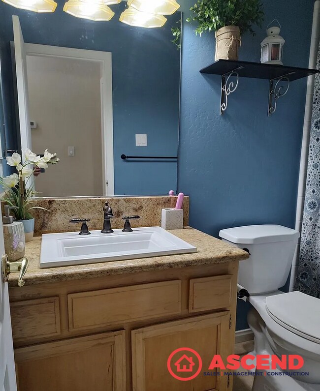 Building Photo - Spacious 5 Bed / 2 Bath Home Near Riverlakes Golf Course!