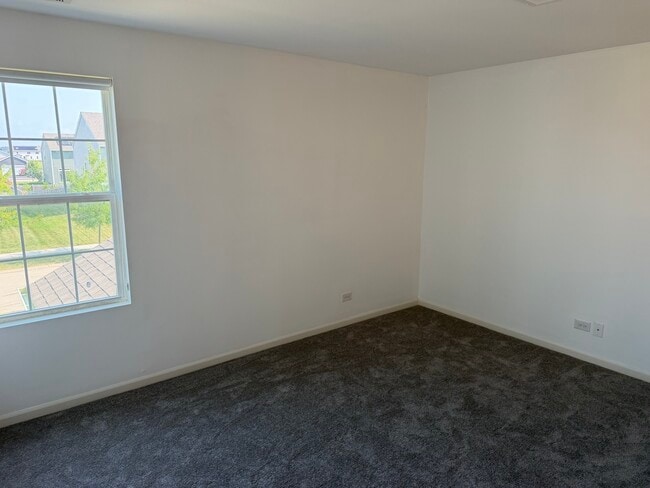 Building Photo - 345 Hemlock Ln