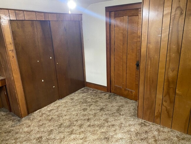 Building Photo - Spacious 5 - Bedroom Home for Lease in Akron