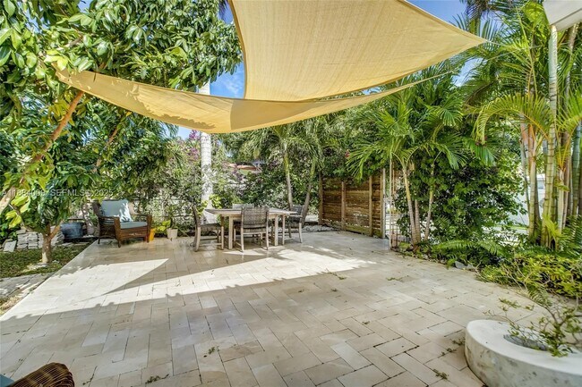 Building Photo - 2601 NE 11th Ct