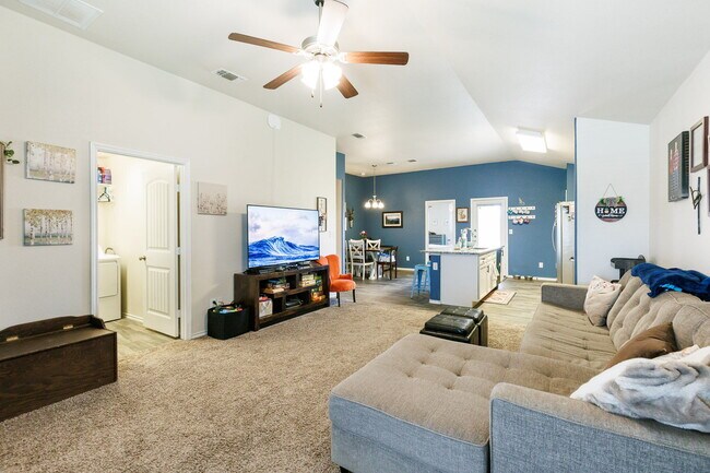 Building Photo - Wonderful 3 bed, 2 bath in Milwaukee Ridge!