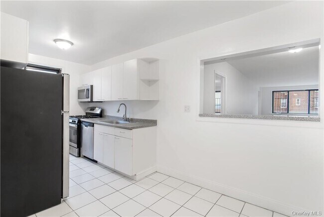 Building Photo - 411 Bronx River Rd