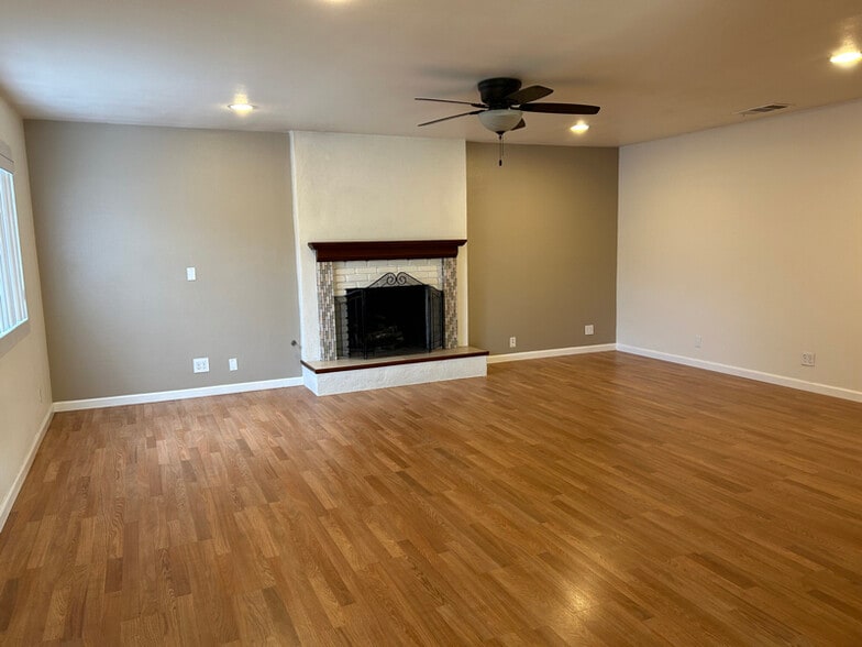 Building Photo - 705 W Graaf Ave