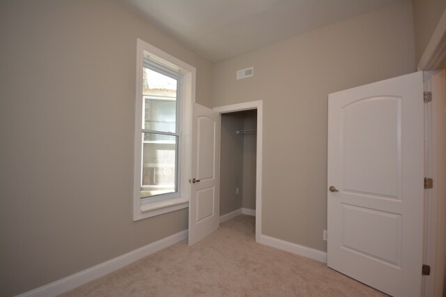 Building Photo - 1617 W Foster Ave