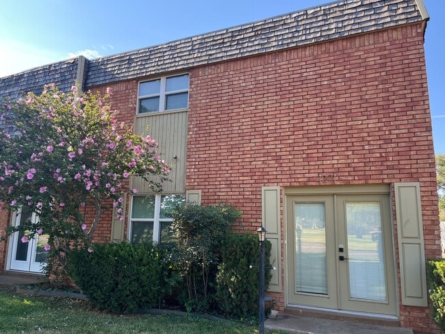 Building Photo - 2 Bed 3 Bath Townhouse on the golf course!