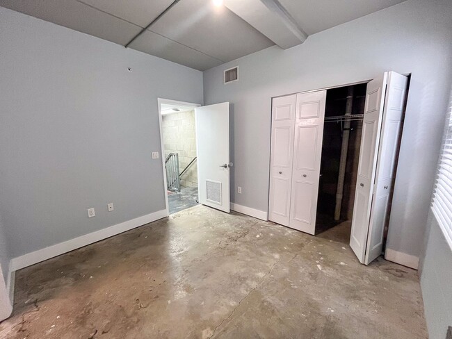 Building Photo - Lofts Oasis #117 - Pet Friendly