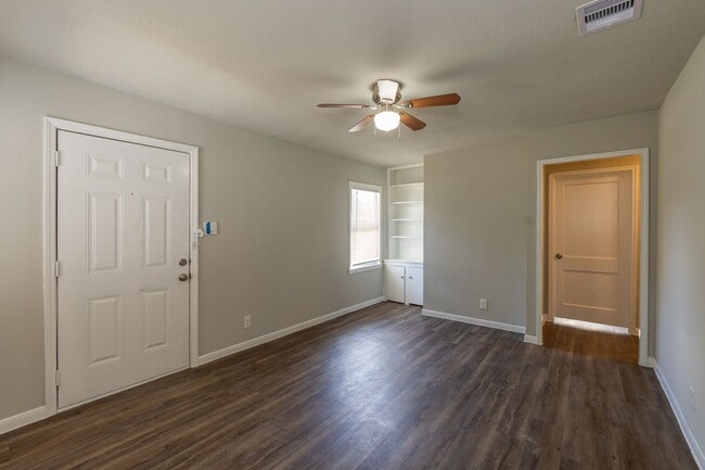 Building Photo - 2 bed, 1 bath in great location - move in ...