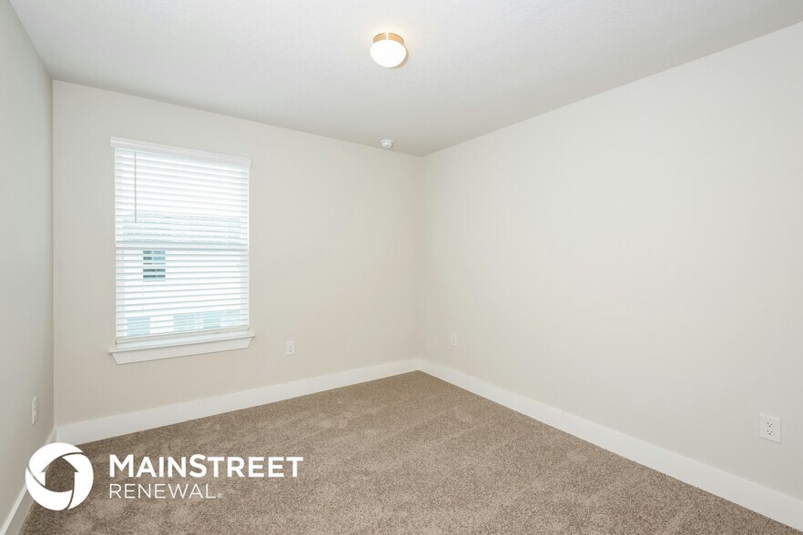 Building Photo - 816 E Voorhis Ave