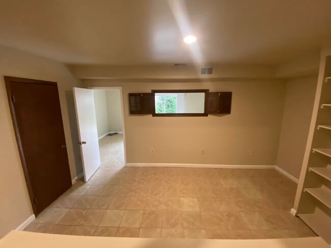 Building Photo - A three bedroom plus den, three and one half bath townhouse conveniently located in Rockville Mar...