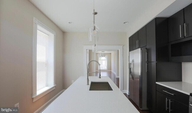 Building Photo - 901 N Montford Ave