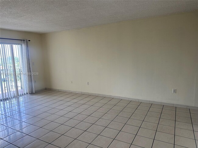 Building Photo - 1075 W 68th St