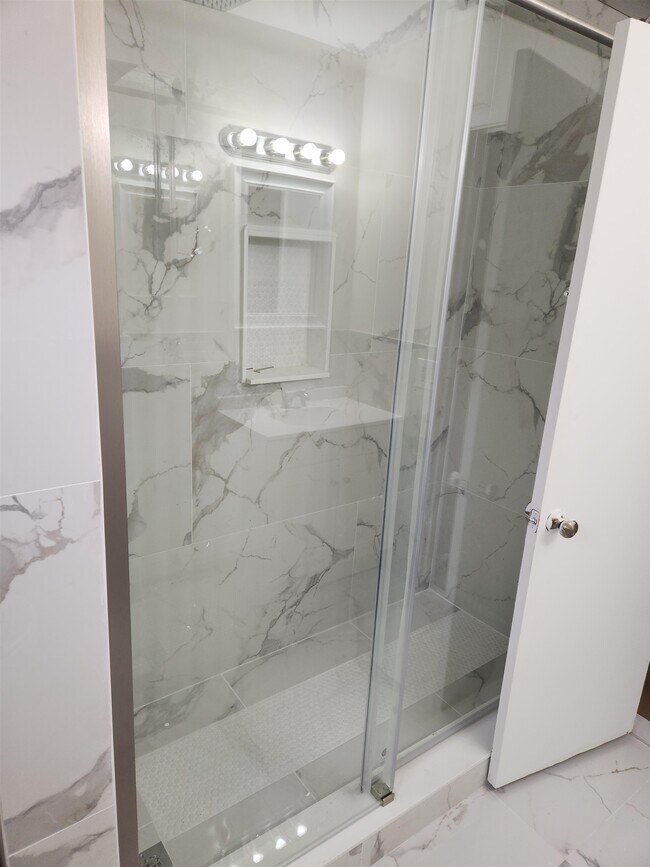 Building Photo - 71 Linnet St