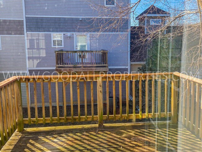 Building Photo - WINTER SPECIAL!! $1425 for a 2 Bedroom, 2.5 Bath Townhome in Urbandale near the walking trails!!!