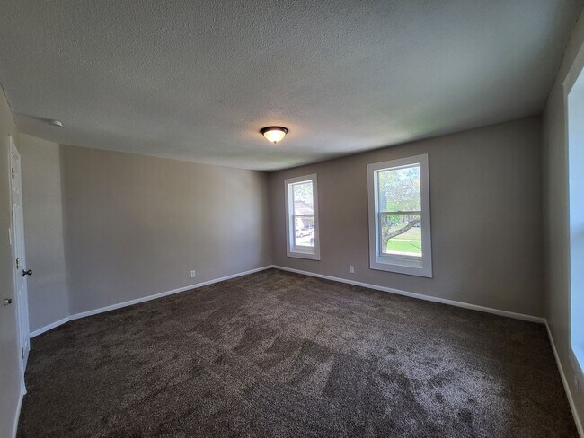 Building Photo - 3 Bedroom, 1 Bathroom Duplex with quick ac...