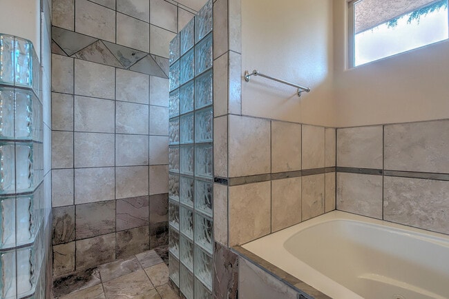 Building Photo - Gorgeous, Custom 4 bed, 3 bath Pet-Friendl...