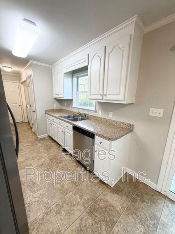 Building Photo - 200 Labrador Ct