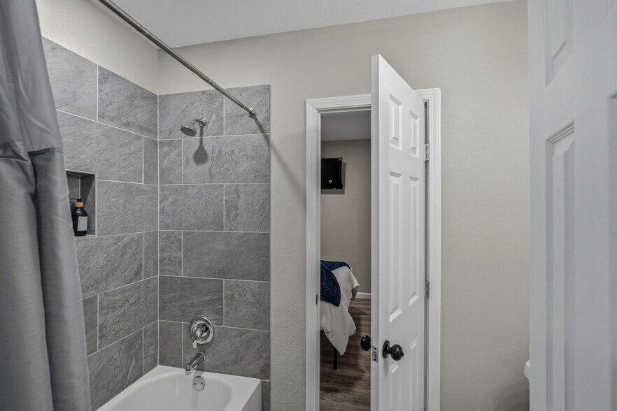 Building Photo - 2306 E Houston St