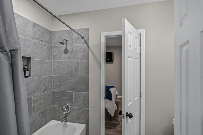 Building Photo - 2306 E Houston St