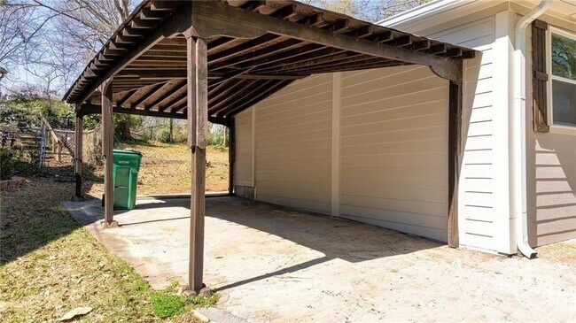 Building Photo - 2215 Gordon Cir