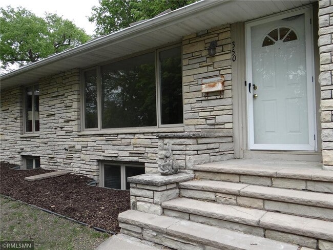 Building Photo - 350 E Diamond Lake Rd