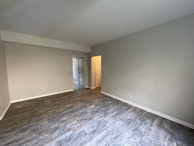 Building Photo - 2032 W Jarvis Ave