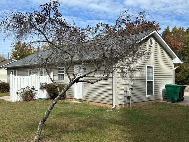 Building Photo - Ready to View! Updated 3/2 Home High Point...