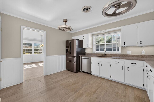 Building Photo - 677 Selkirk Dr