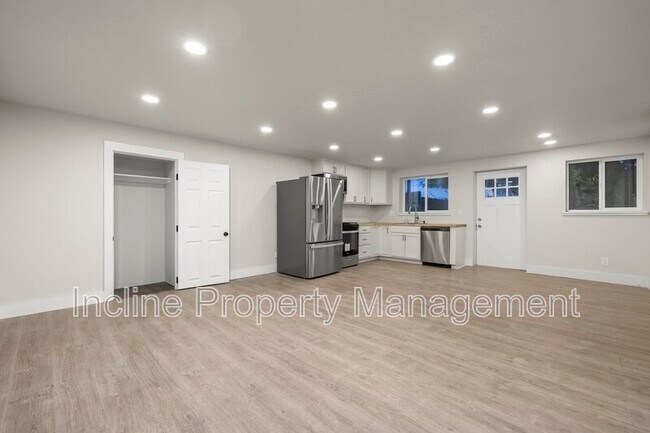 Building Photo - 450 Scenic Dr