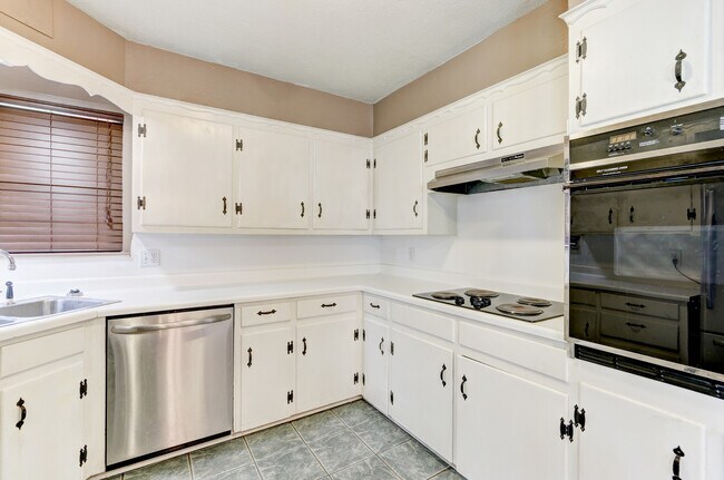 Building Photo - Spacious 3-Bedroom Home with a Fenced Yard...