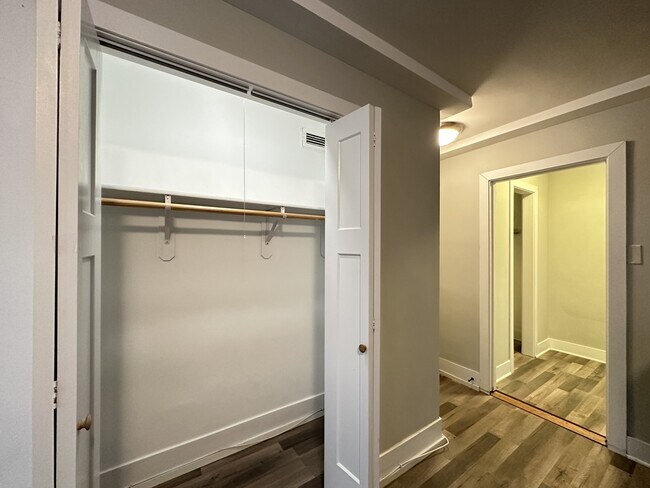 Building Photo - 450 W Wellington Ave