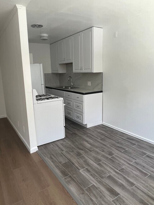 Building Photo - 3110 Livonia Ave