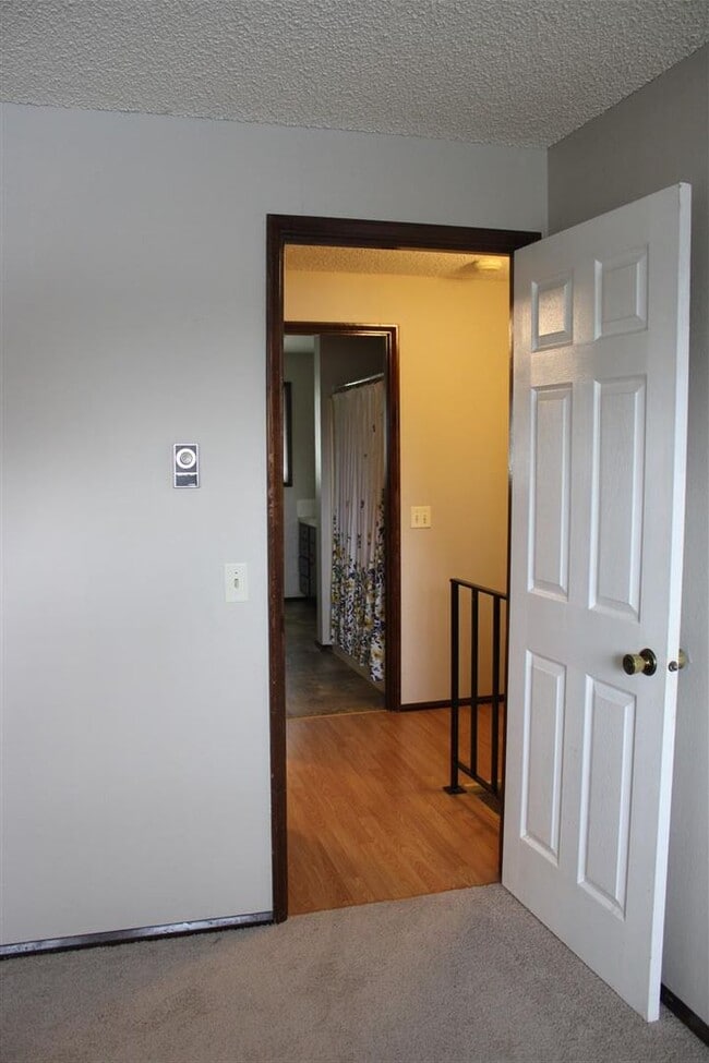 Building Photo - Beautiful 2 Bedroom 1.5 Bathroom Condo!
