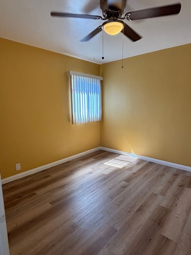 Building Photo - Spacious 1 bedroom available now in Long B...