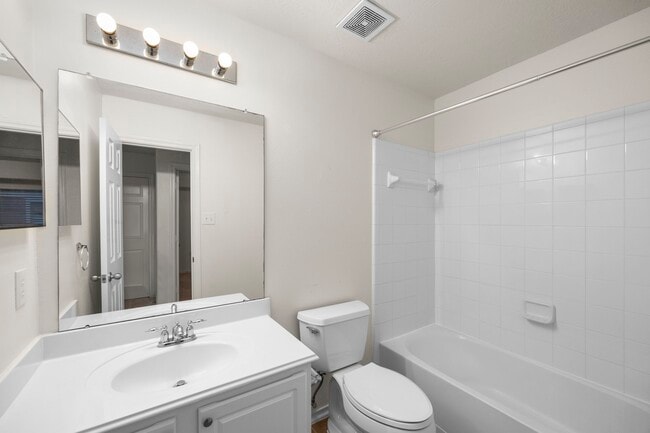 Building Photo - 12475 Saratoga Woods Ln