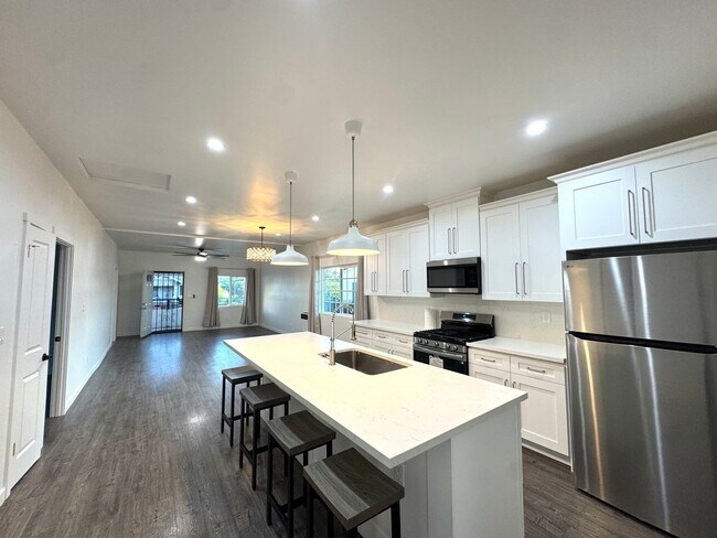 Building Photo - Renovated 3 bedroom 2 Bath house!