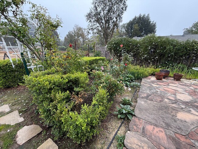 Building Photo - Experience the perfect blend of comfort, s...