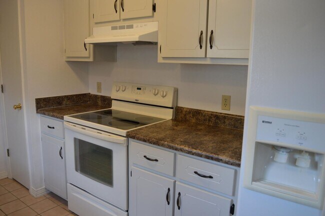 Building Photo - 123 Oak Terrace Dr