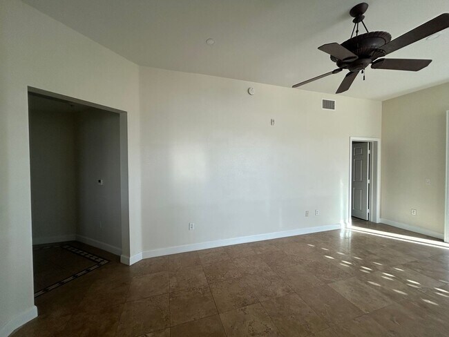 Building Photo - Guard gated Park Ave Condo