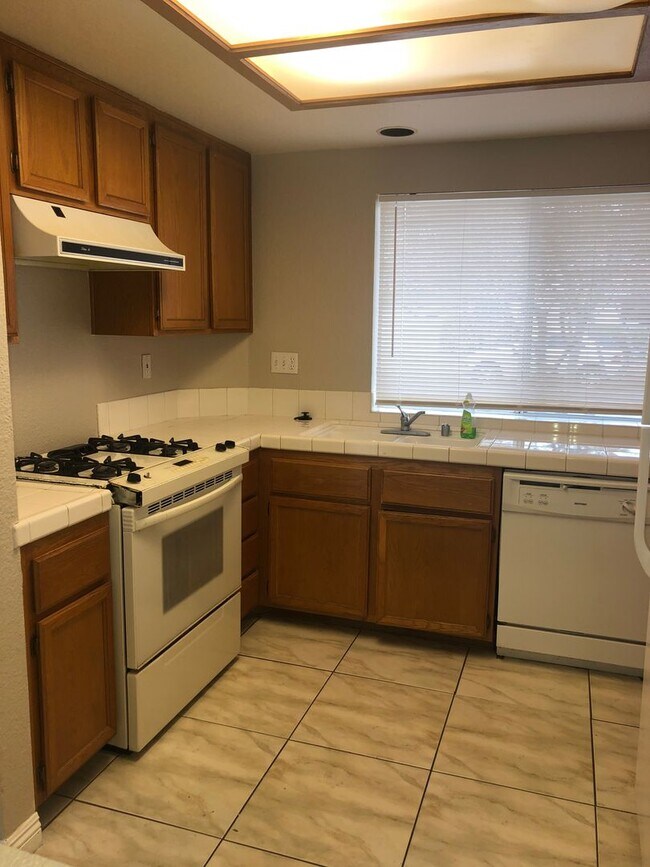 Building Photo - GORGEOUS SINGLE STORY HOME IN NORTH TOWN READY FOR YOU TO RENT !!