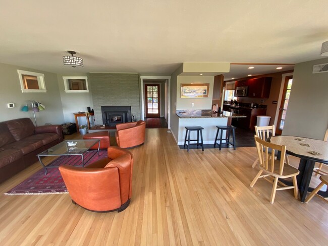 Building Photo - High Quality Term Rental in Town with Harb...