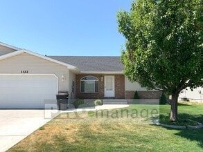Building Photo - 2 Bed / 2 Bath Townhome w/ 2 Car Garage - ...