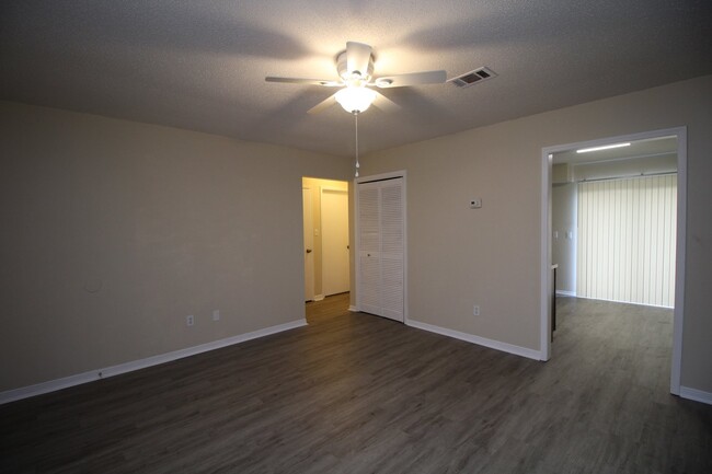 Building Photo - Upstairs 2BR/1BA Apartment Off 9 Mile Rd –...