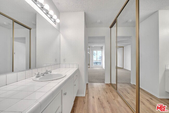 Building Photo - 4900 Overland Ave